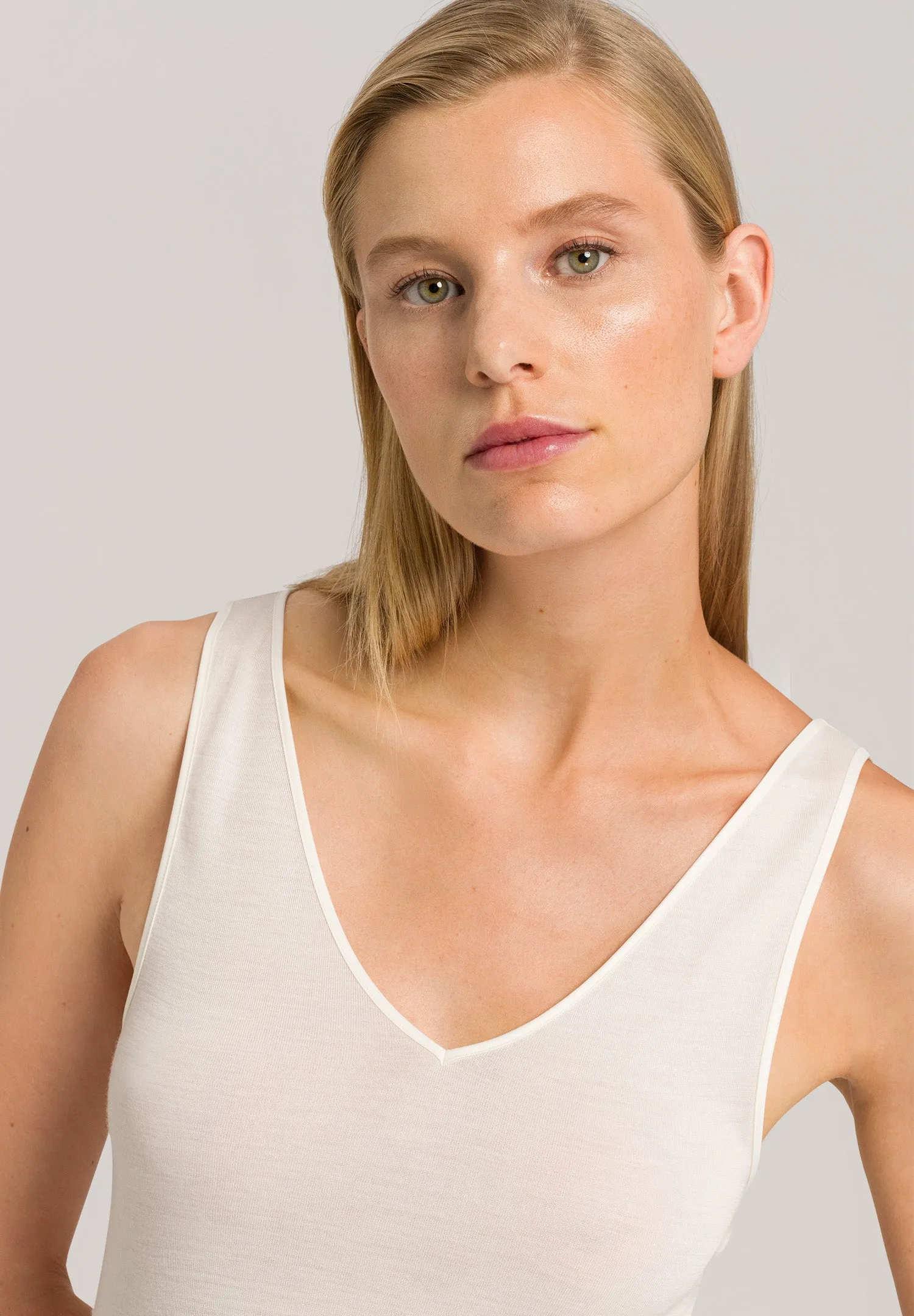 Woolen Silk W Wool And Silk V-Neck  Tank Top | Cygne 71416-795